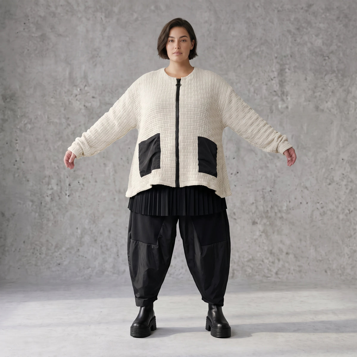 Cremefarbene Strickjacke in A-Form mit Reißverschluss Taschen und weichem Stretchstrick
