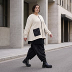 Cremefarbene Strickjacke in A-Form mit Reißverschluss Taschen und weichem Stretchstrick