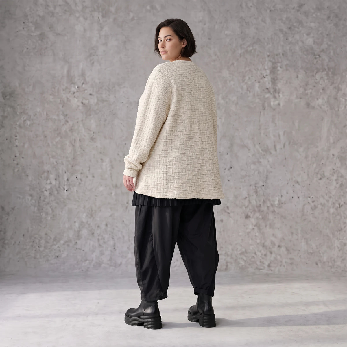 Cremefarbene Strickjacke in A-Form mit Reißverschluss Taschen und weichem Stretchstrick