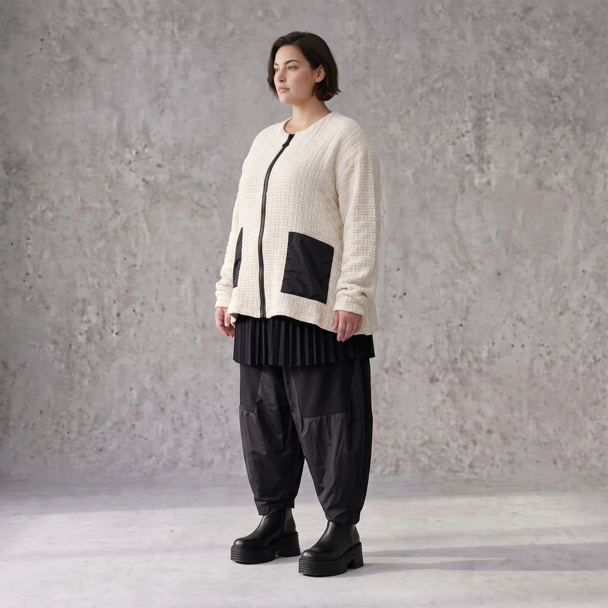 Cremefarbene Strickjacke in A-Form mit Reißverschluss Taschen und weichem Stretchstrick