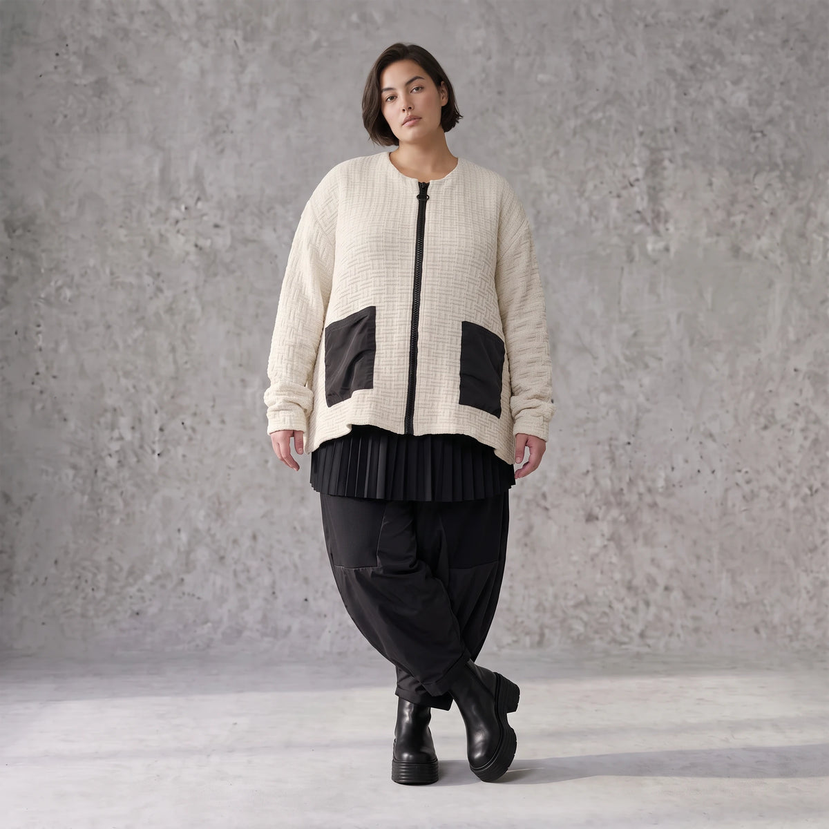 Cremefarbene Strickjacke in A-Form mit Reißverschluss Taschen und weichem Stretchstrick