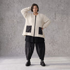 Cremefarbene Strickjacke in A-Form mit Reißverschluss Taschen und weichem Stretchstrick