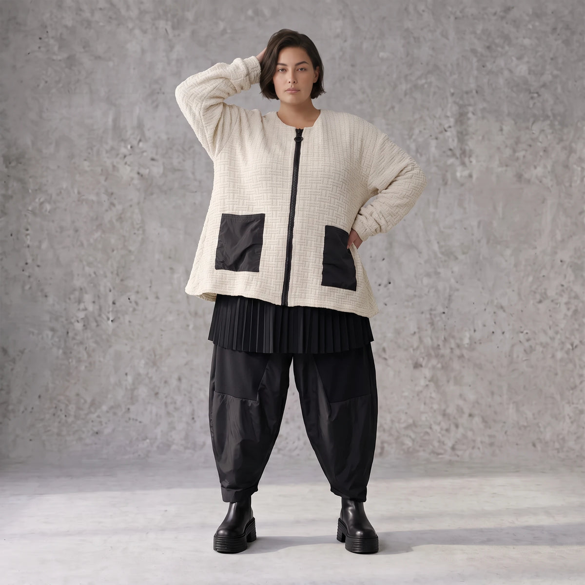 Cremefarbene Strickjacke in A-Form mit Reißverschluss Taschen und weichem Stretchstrick