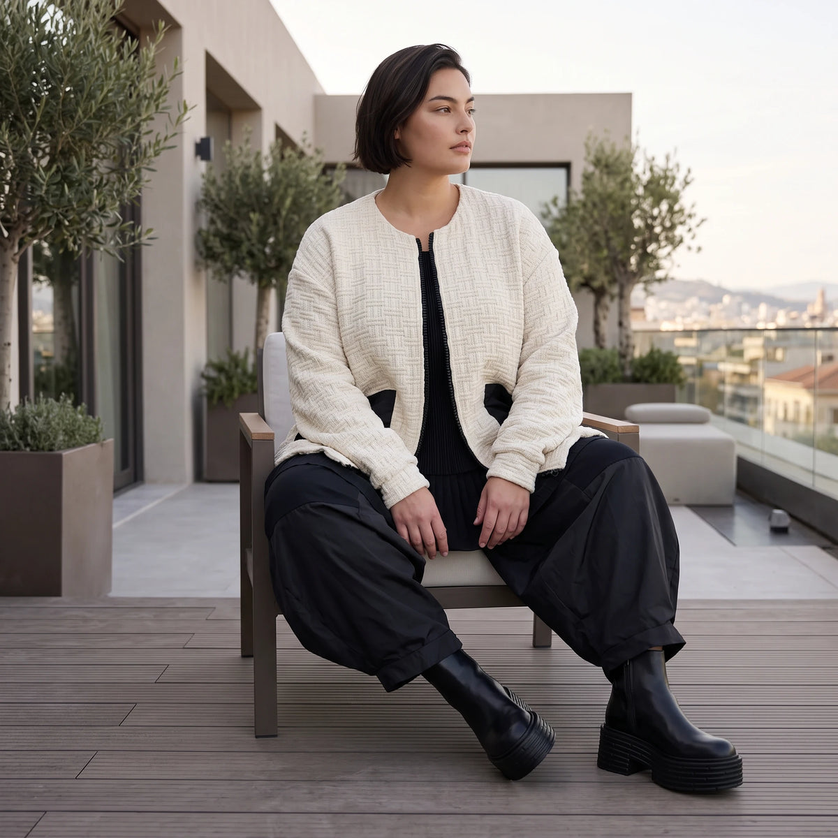 Cremefarbene Strickjacke in A-Form mit Reißverschluss Taschen und weichem Stretchstrick