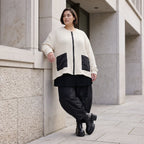 Cremefarbene Strickjacke in A-Form mit Reißverschluss Taschen und weichem Stretchstrick