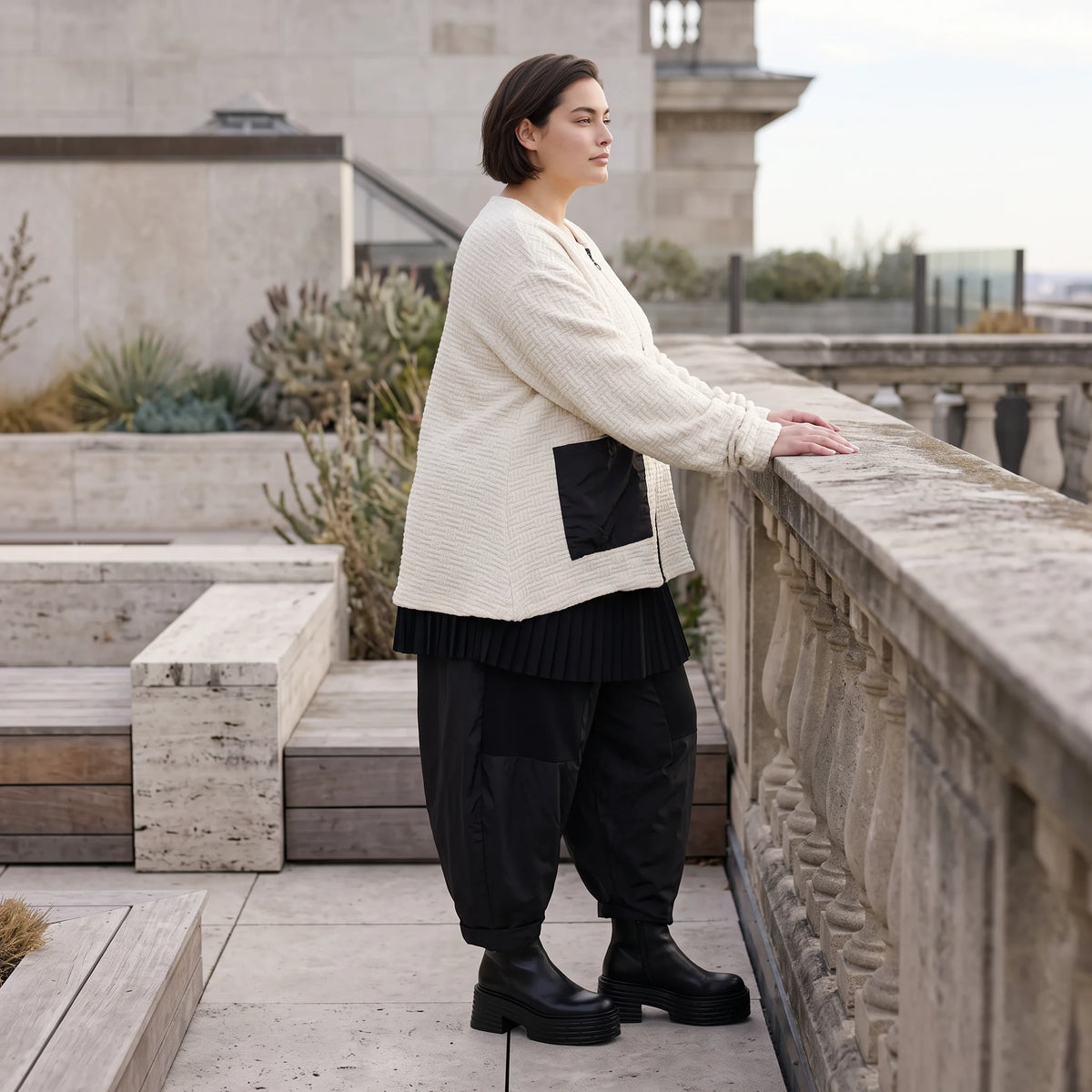 Cremefarbene Strickjacke in A-Form mit Reißverschluss Taschen und weichem Stretchstrick