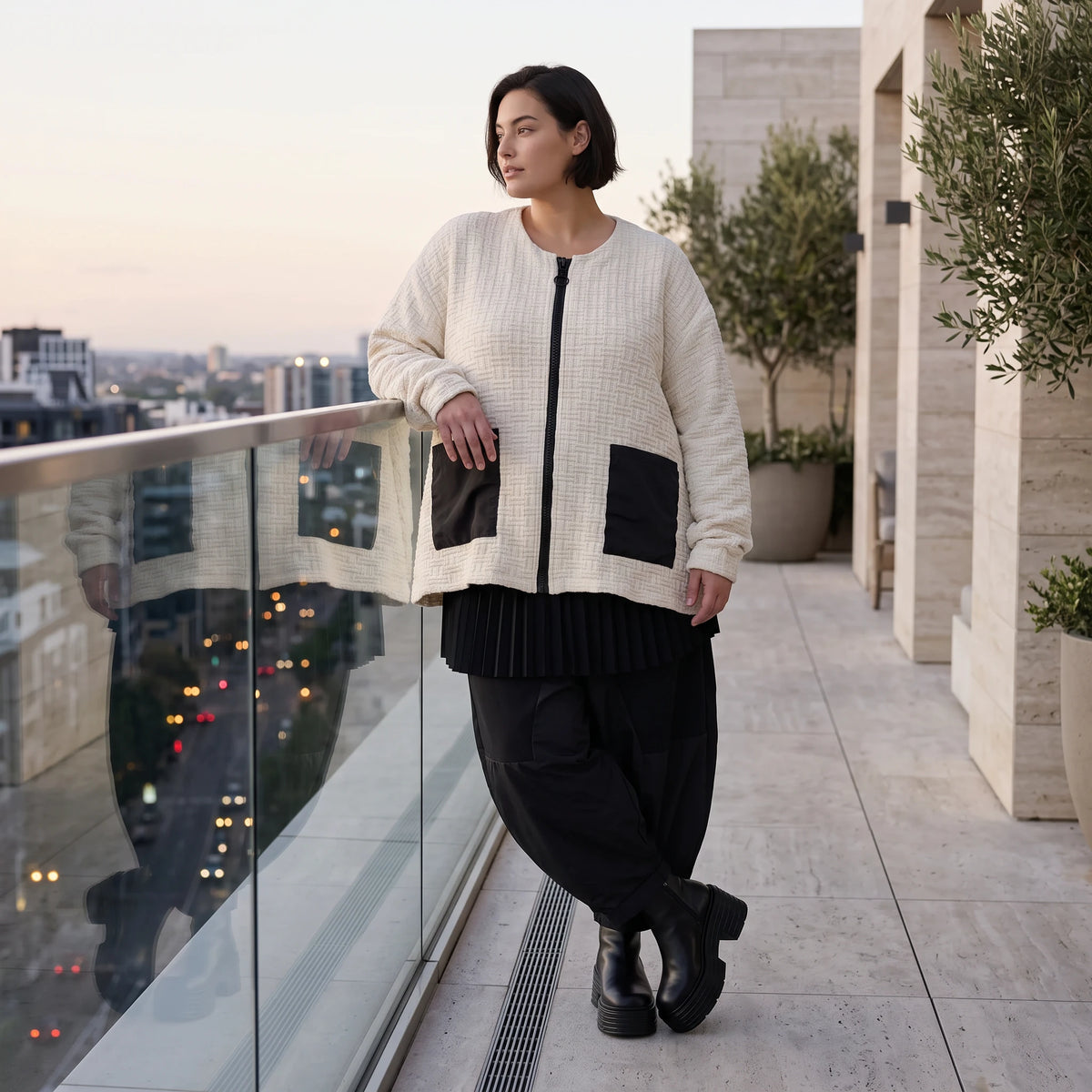 Cremefarbene Strickjacke in A-Form mit Reißverschluss Taschen und weichem Stretchstrick