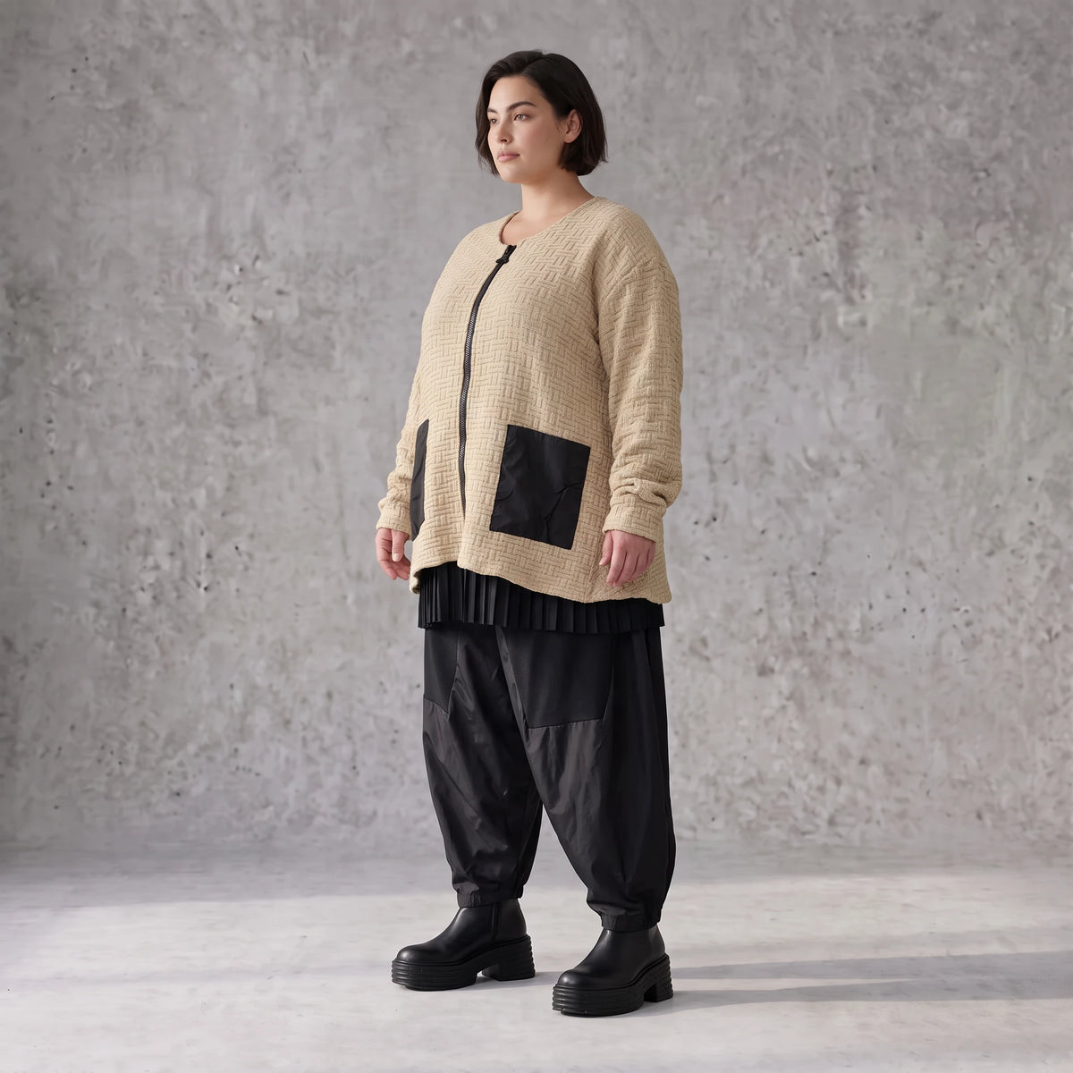 Beige Strickjacke Glockenform mit Reißverschluss Taschen Stretch und Rundhalsausschnitt