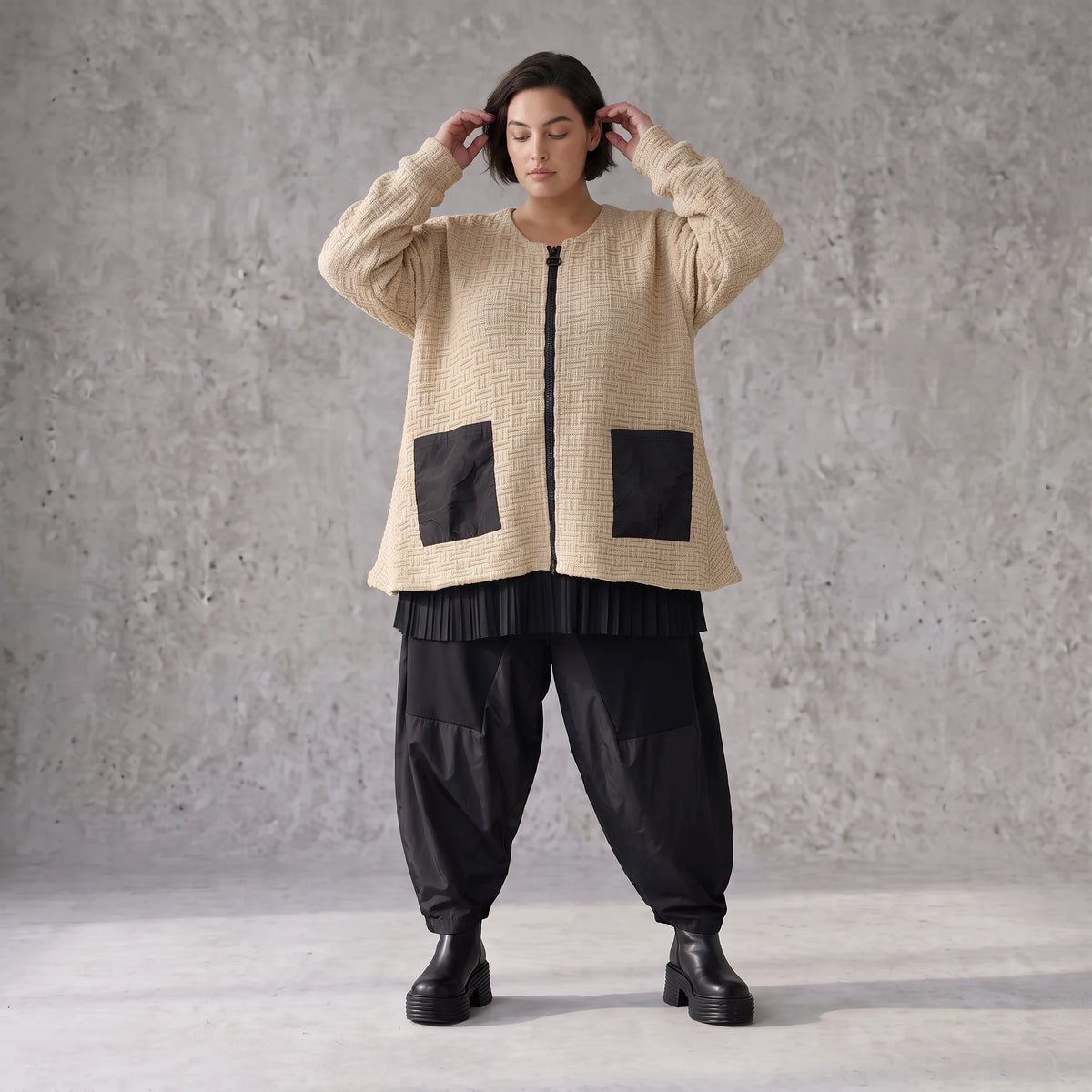 Beige Strickjacke Glockenform mit Reißverschluss Taschen Stretch und Rundhalsausschnitt