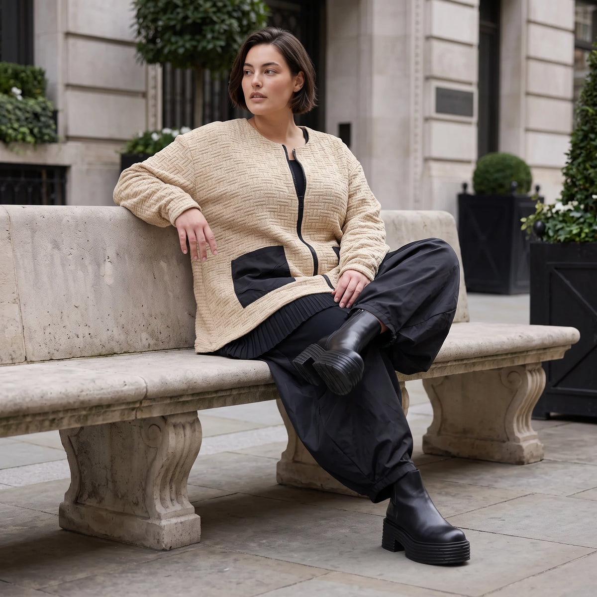 Beige Strickjacke Glockenform mit Reißverschluss Taschen Stretch und Rundhalsausschnitt