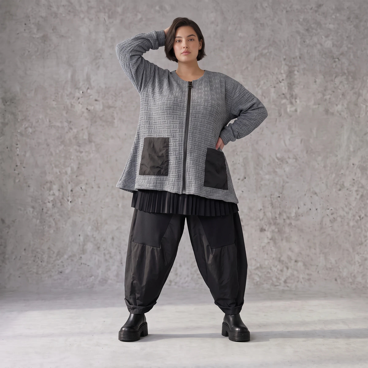 Strickjacke in A-Form mit Reißverschluss Rundhalsausschnitt Taschen Memorytaft leicht