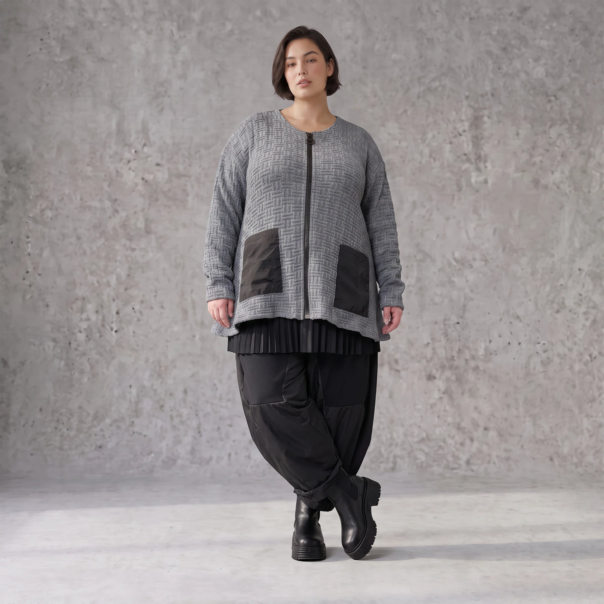 Strickjacke in A-Form mit Reißverschluss Rundhalsausschnitt Taschen Memorytaft leicht