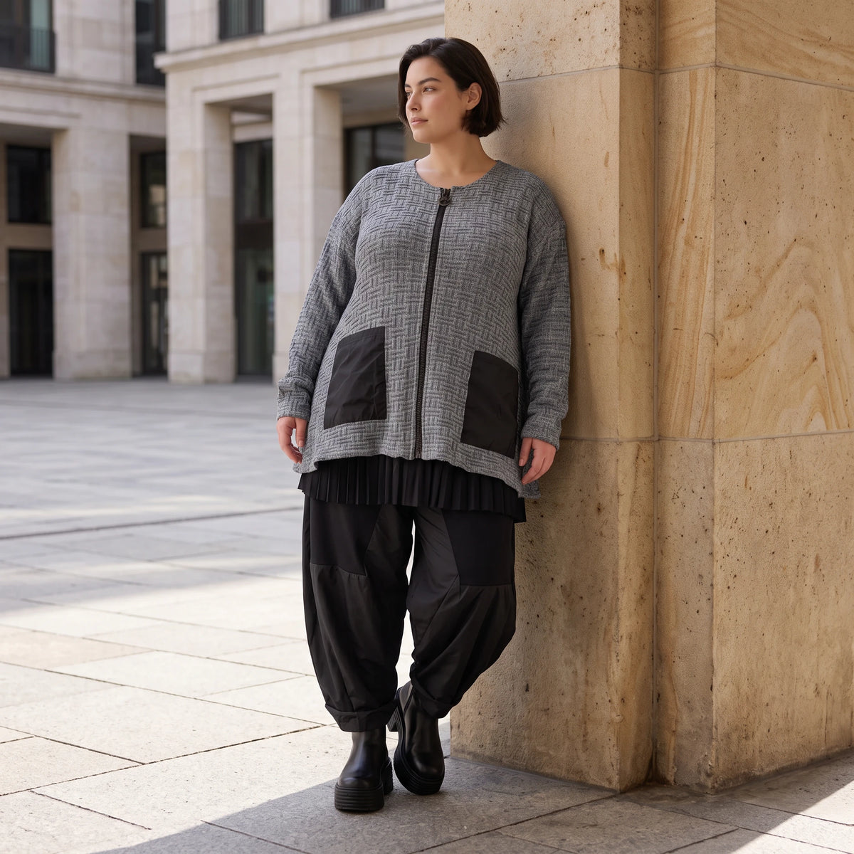 Strickjacke in A-Form mit Reißverschluss Rundhalsausschnitt Taschen Memorytaft leicht