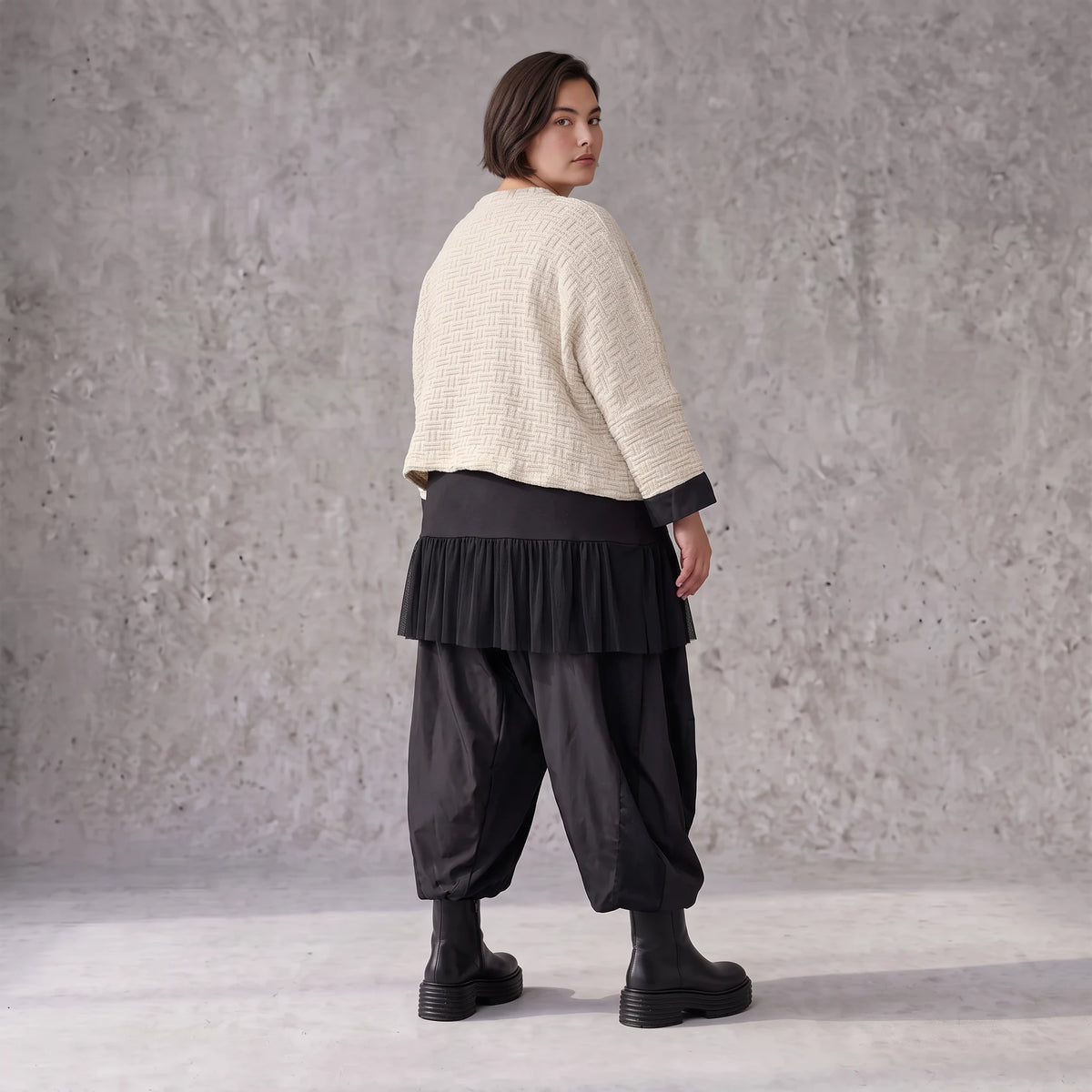 Creme Stricküberwurf mit Rundhalsausschnitt kastig weich warm mit aufgesetzten Taschen