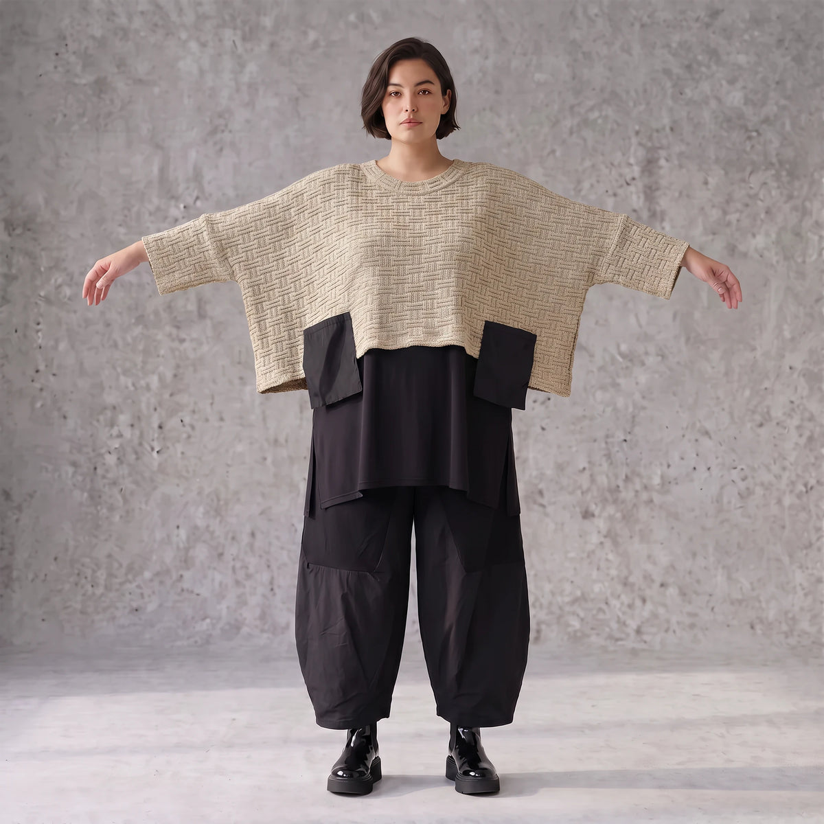 Beiger Stricküberwurf mit Rundhalsausschnitt und Taschen aus Baumwolle mit Acryl