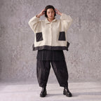 Cremefarbene Strickjacke in A-Linie mit Hemdkragen Knopfleiste Taschen Zipfelsaum