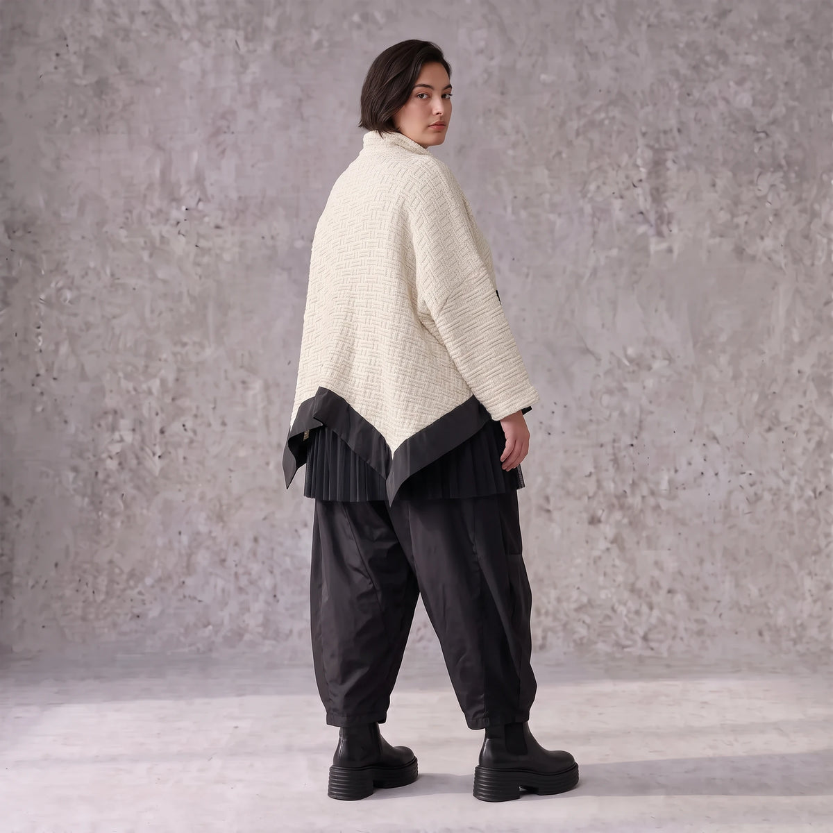 Cremefarbene Strickjacke in A-Linie mit Hemdkragen Knopfleiste Taschen Zipfelsaum