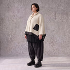 Cremefarbene Strickjacke in A-Linie mit Hemdkragen Knopfleiste Taschen Zipfelsaum