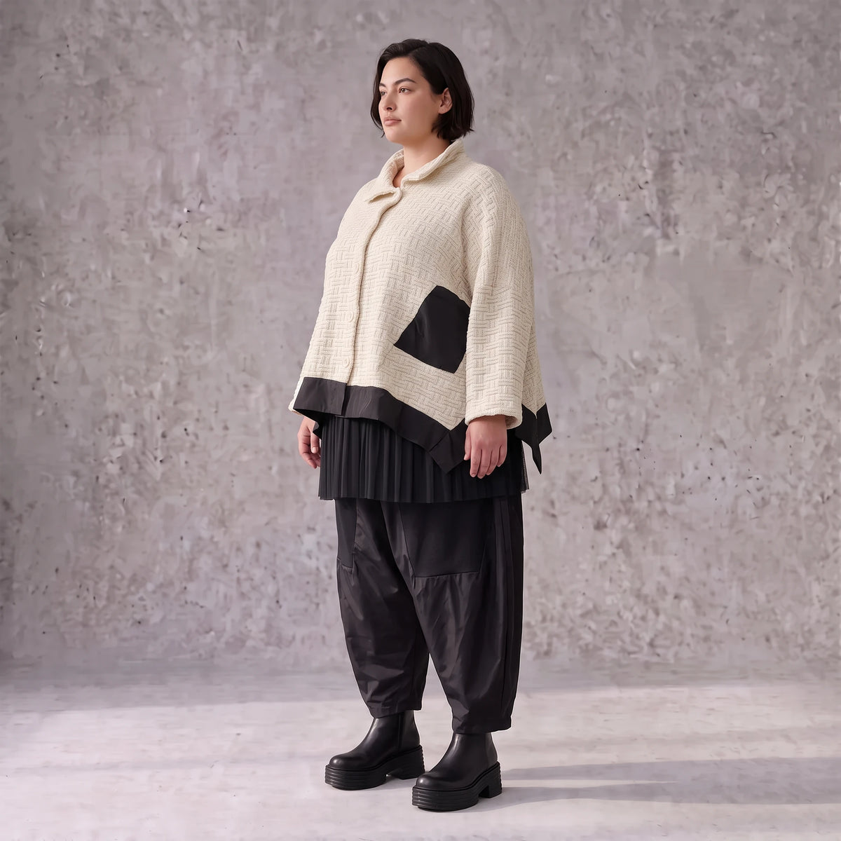 Cremefarbene Strickjacke in A-Linie mit Hemdkragen Knopfleiste Taschen Zipfelsaum