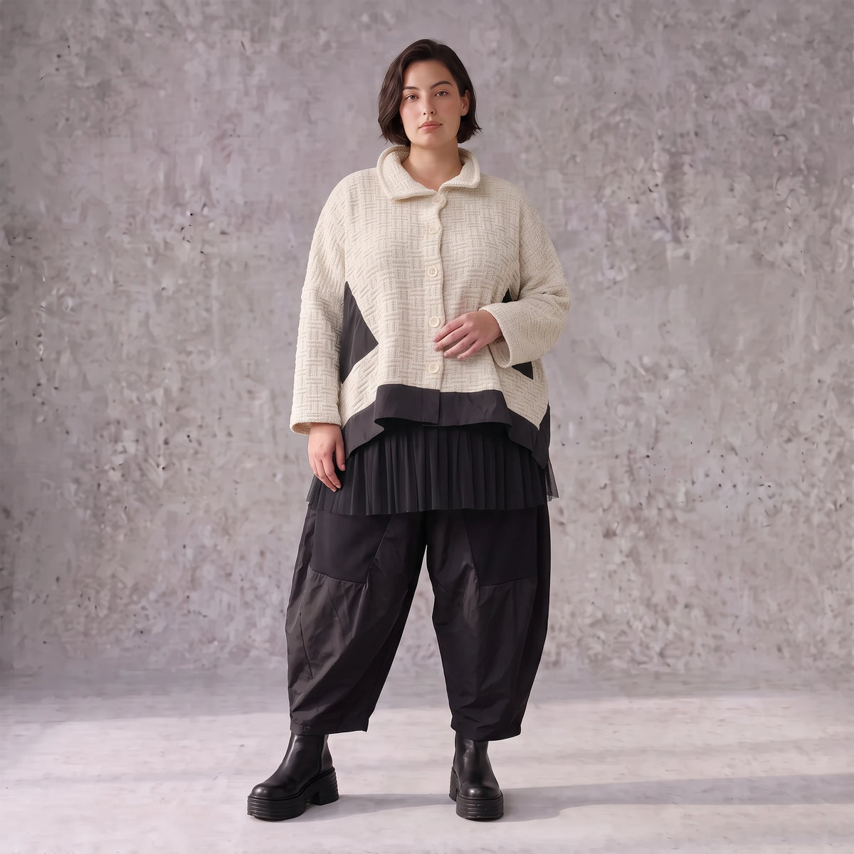 Cremefarbene Strickjacke in A-Linie mit Hemdkragen Knopfleiste Taschen Zipfelsaum