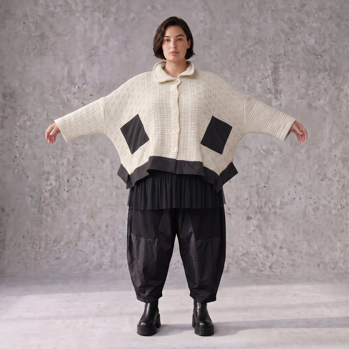 Cremefarbene Strickjacke in A-Linie mit Hemdkragen Knopfleiste Taschen Zipfelsaum