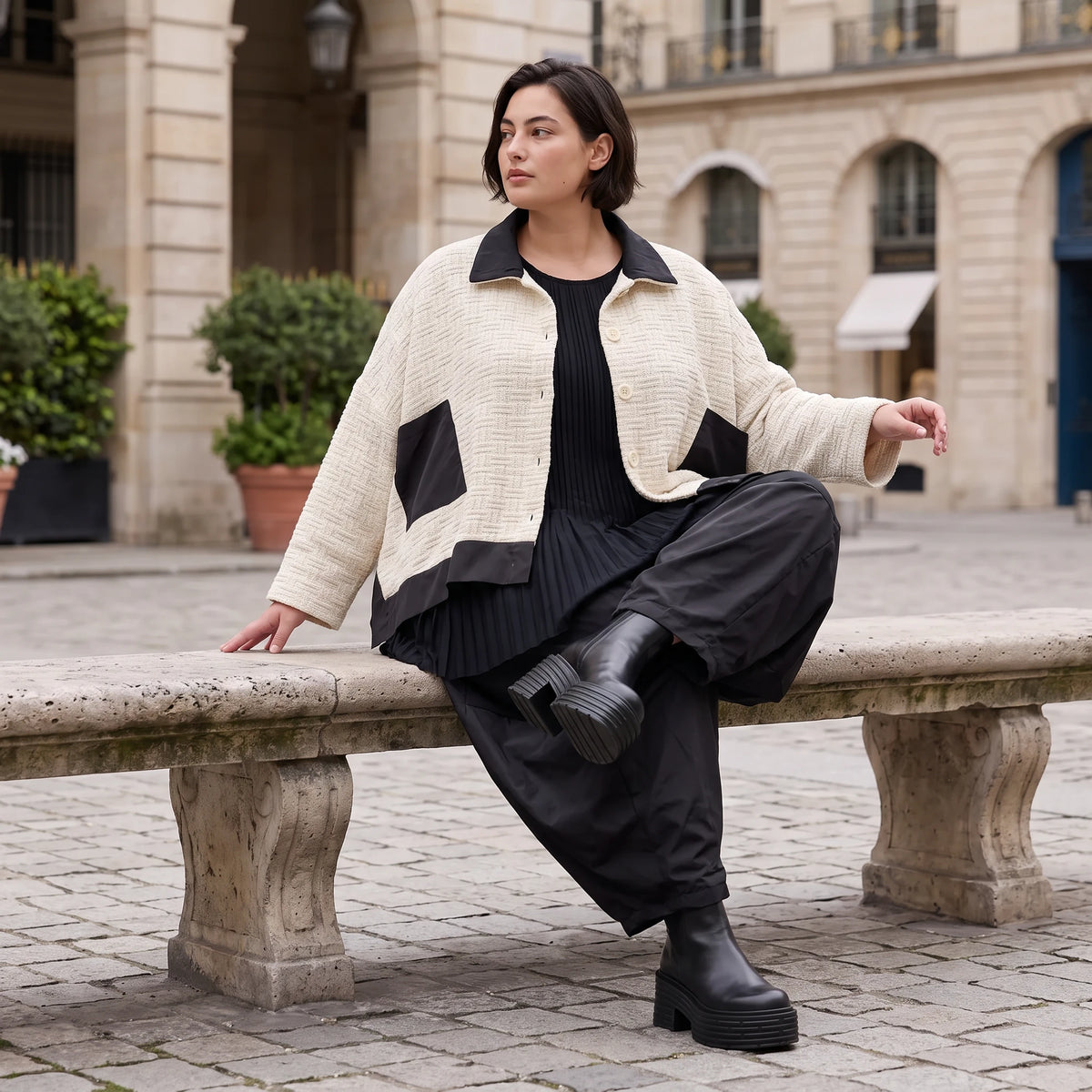 Cremefarbene Strickjacke in A-Linie mit Hemdkragen Knopfleiste Taschen Zipfelsaum