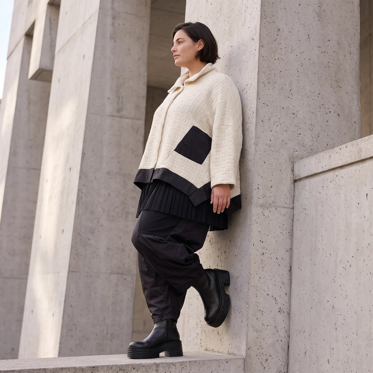 Cremefarbene Strickjacke in A-Linie mit Hemdkragen Knopfleiste Taschen Zipfelsaum
