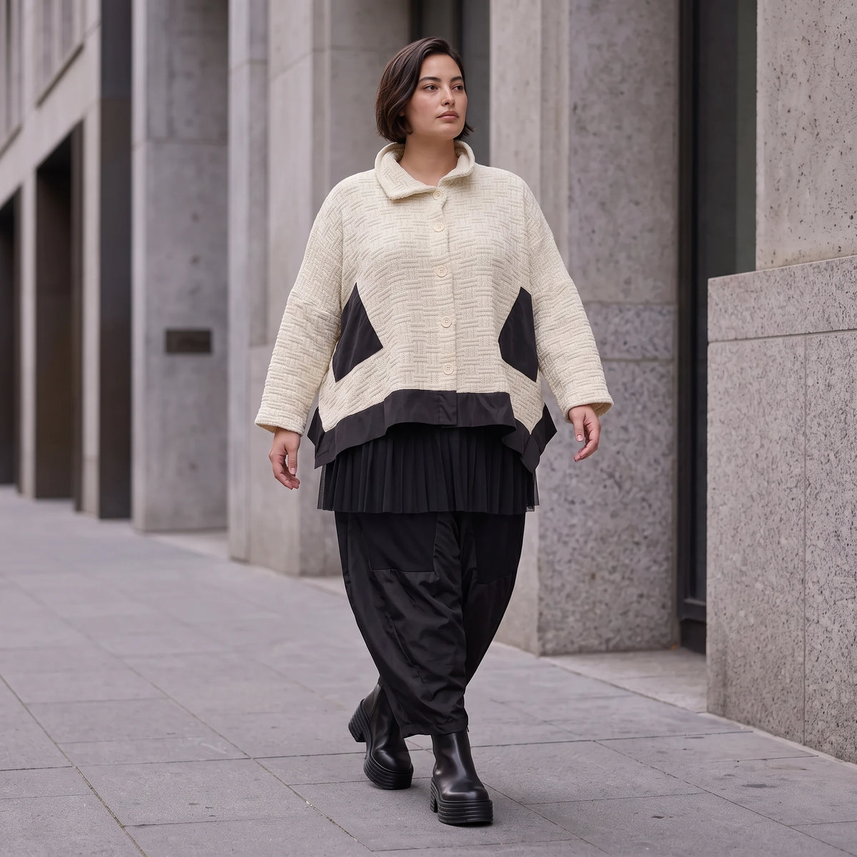 Cremefarbene Strickjacke in A-Linie mit Hemdkragen Knopfleiste Taschen Zipfelsaum