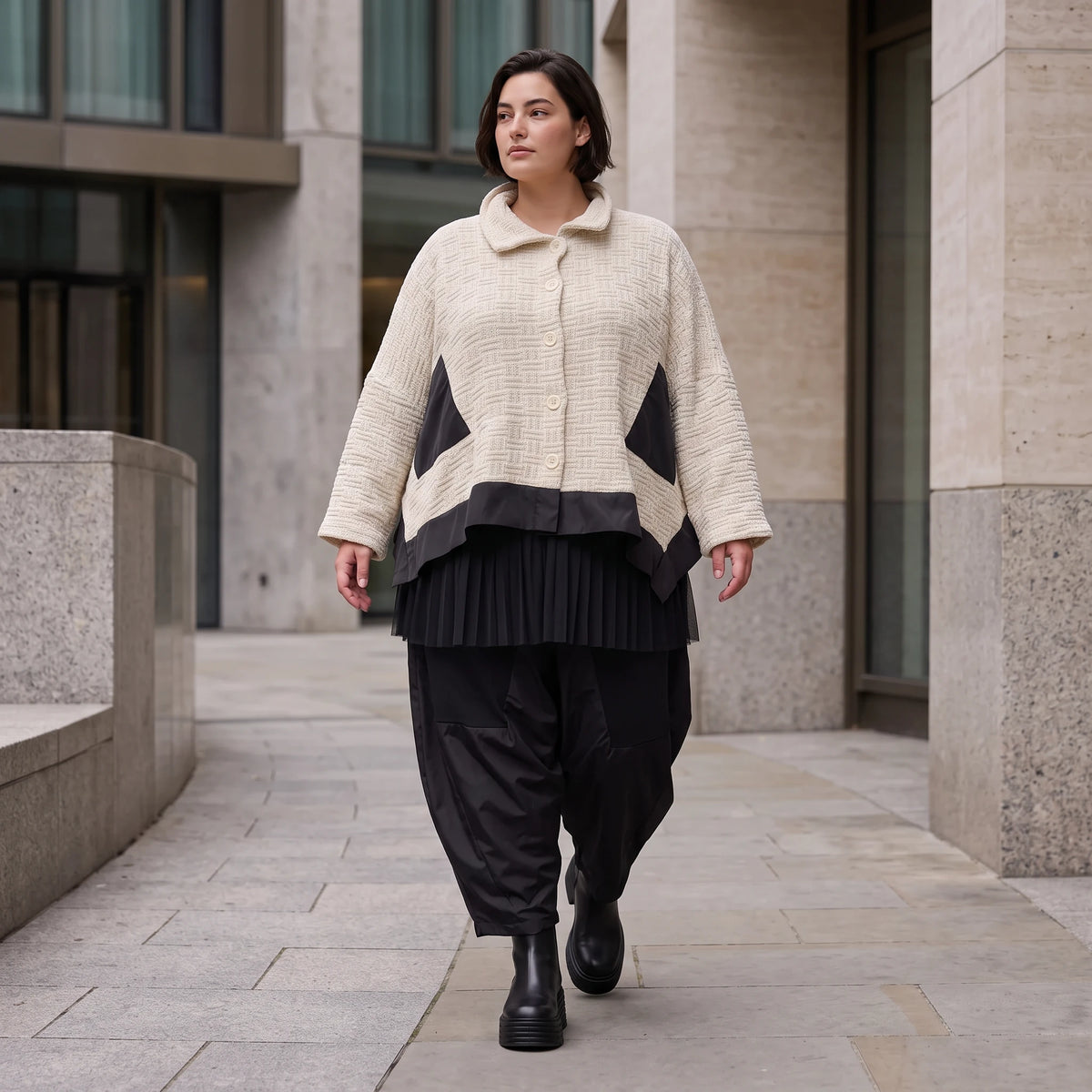 Cremefarbene Strickjacke in A-Linie mit Hemdkragen Knopfleiste Taschen Zipfelsaum