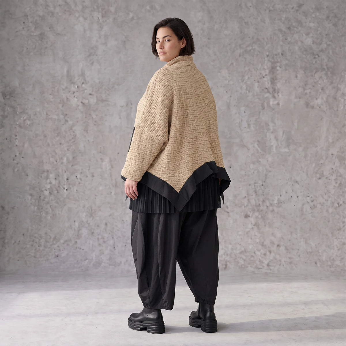 Beige Strickjacke in A-Linie mit Hemdkragen Zipfelsaum und warmem weichem Stretchgriff