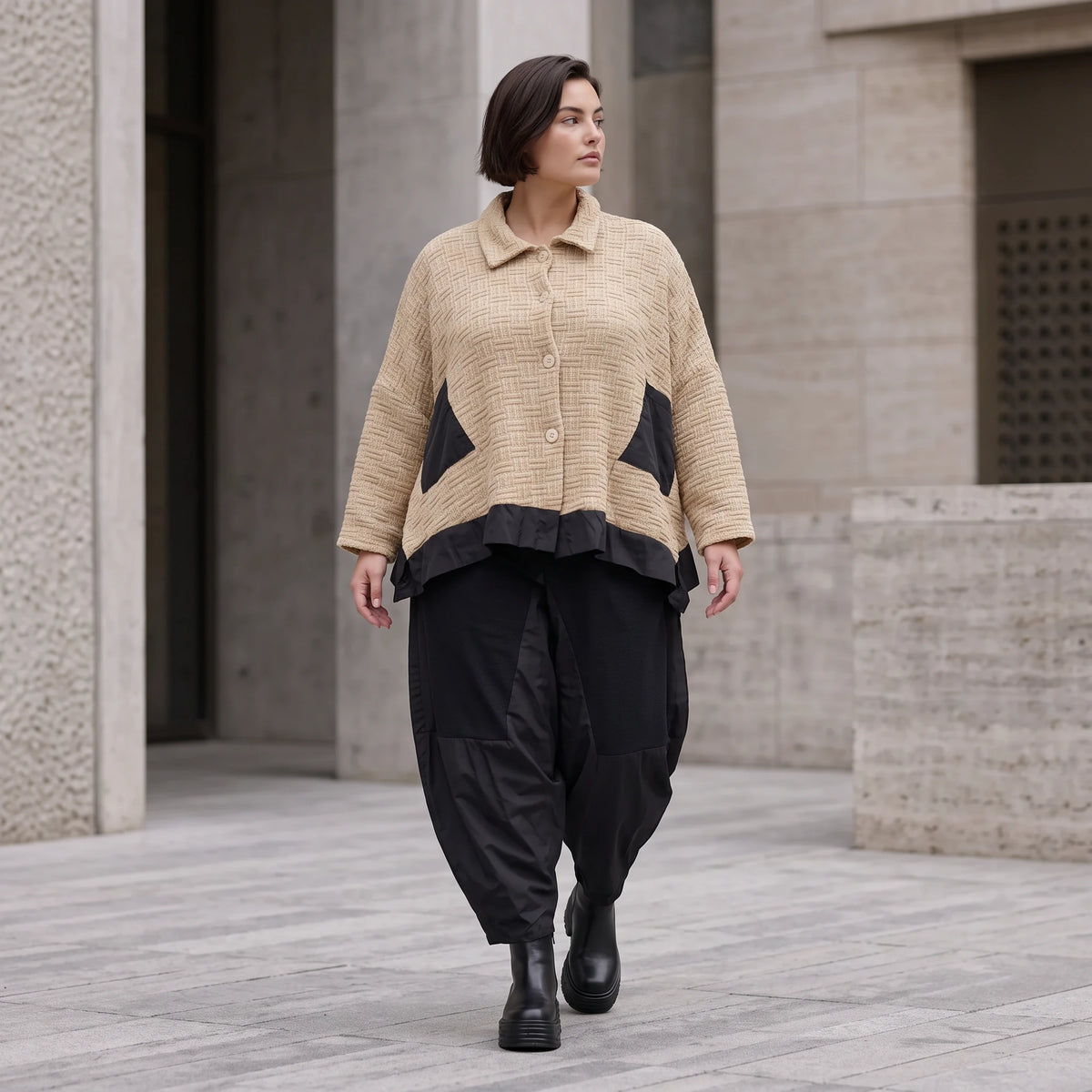 Beige Strickjacke in A-Linie mit Hemdkragen Zipfelsaum und warmem weichem Stretchgriff