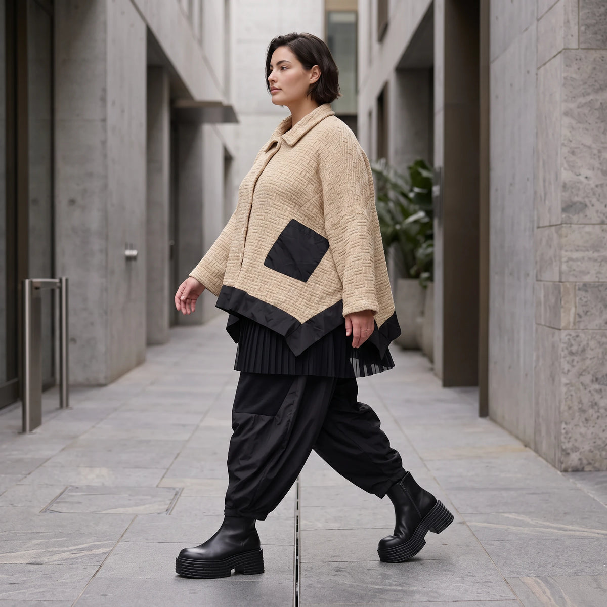Beige Strickjacke in A-Linie mit Hemdkragen Zipfelsaum und warmem weichem Stretchgriff