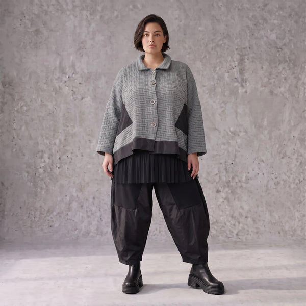 Graue Strickjacke in A-Linie mit Hemdkragen Knopfverschluss und Memorytaftakzent