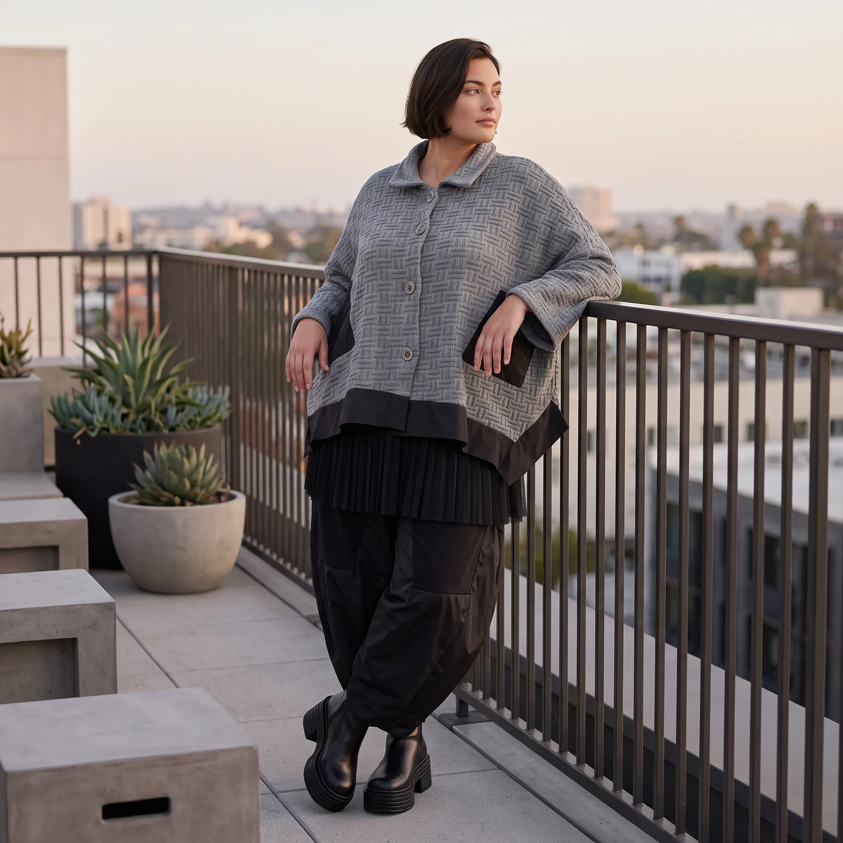 Graue Strickjacke in A-Linie mit Hemdkragen Knopfverschluss und Memorytaftakzent