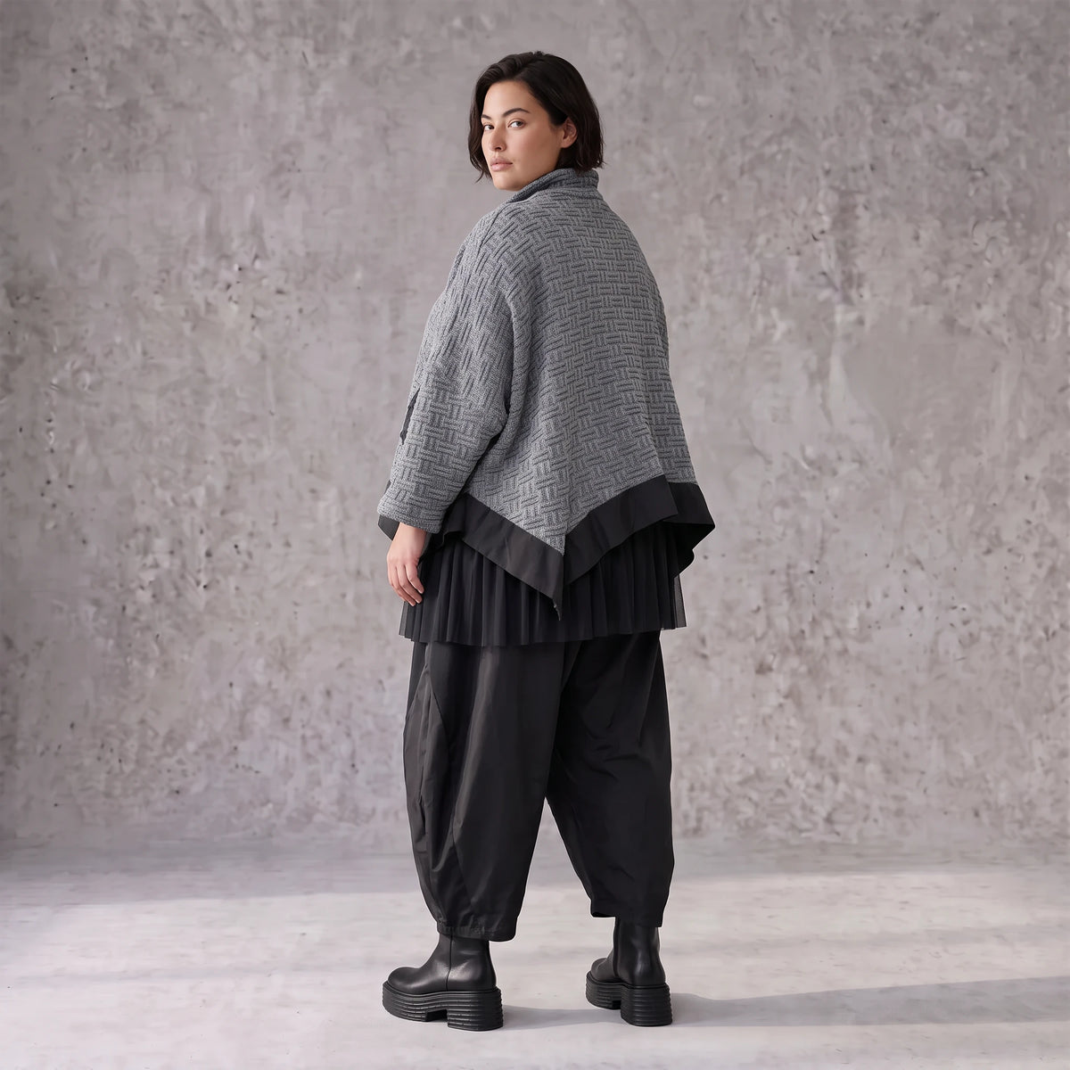 Graue Strickjacke in A-Linie mit Hemdkragen Knopfverschluss und Memorytaftakzent