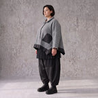 Graue Strickjacke in A-Linie mit Hemdkragen Knopfverschluss und Memorytaftakzent