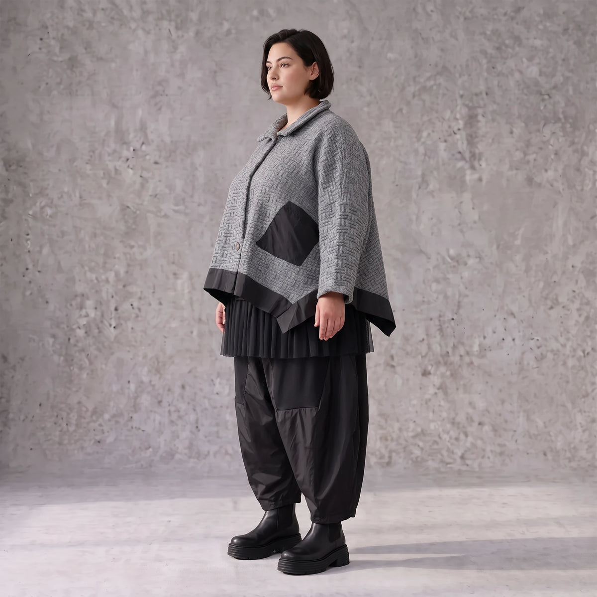 Graue Strickjacke in A-Linie mit Hemdkragen Knopfverschluss und Memorytaftakzent