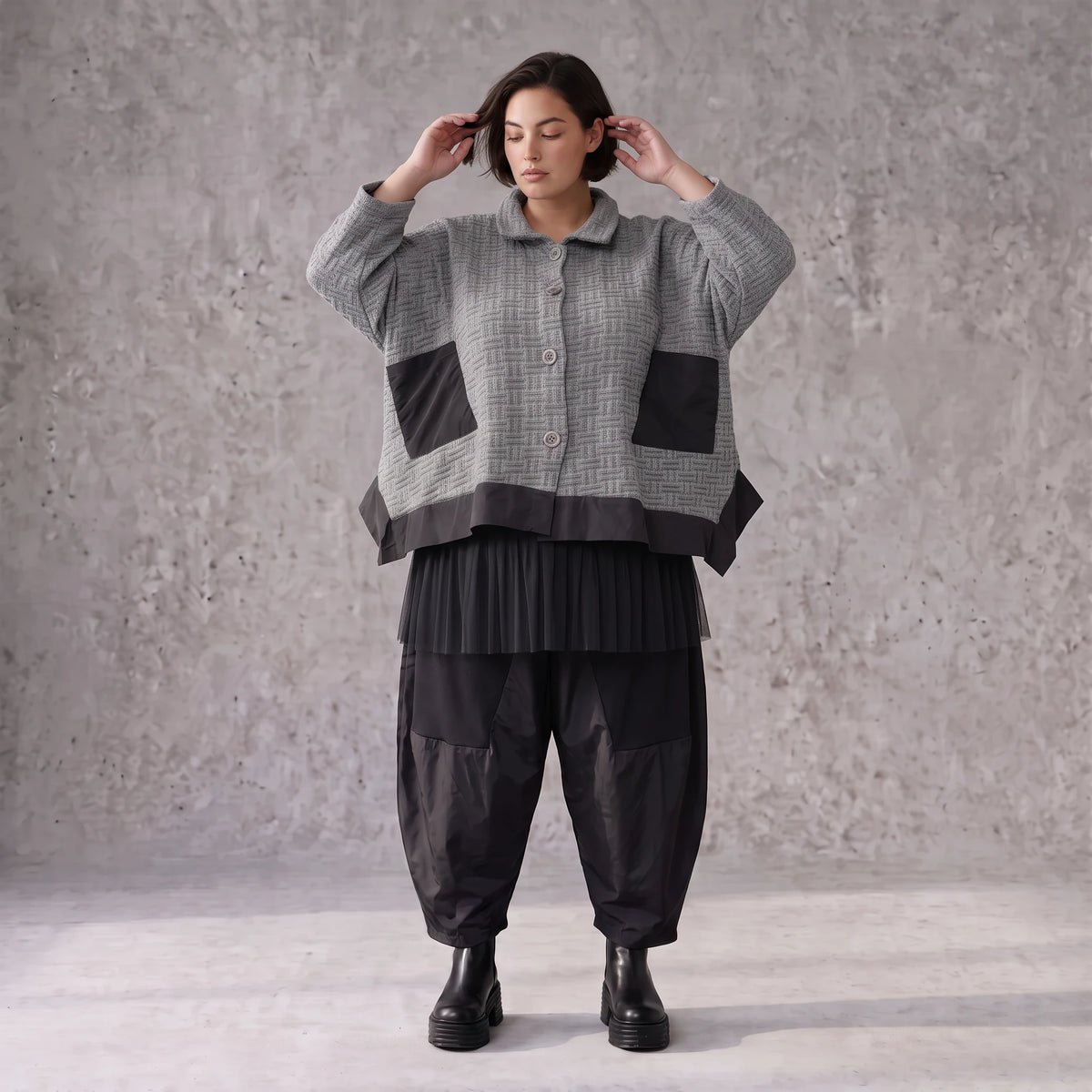 Graue Strickjacke in A-Linie mit Hemdkragen Knopfverschluss und Memorytaftakzent