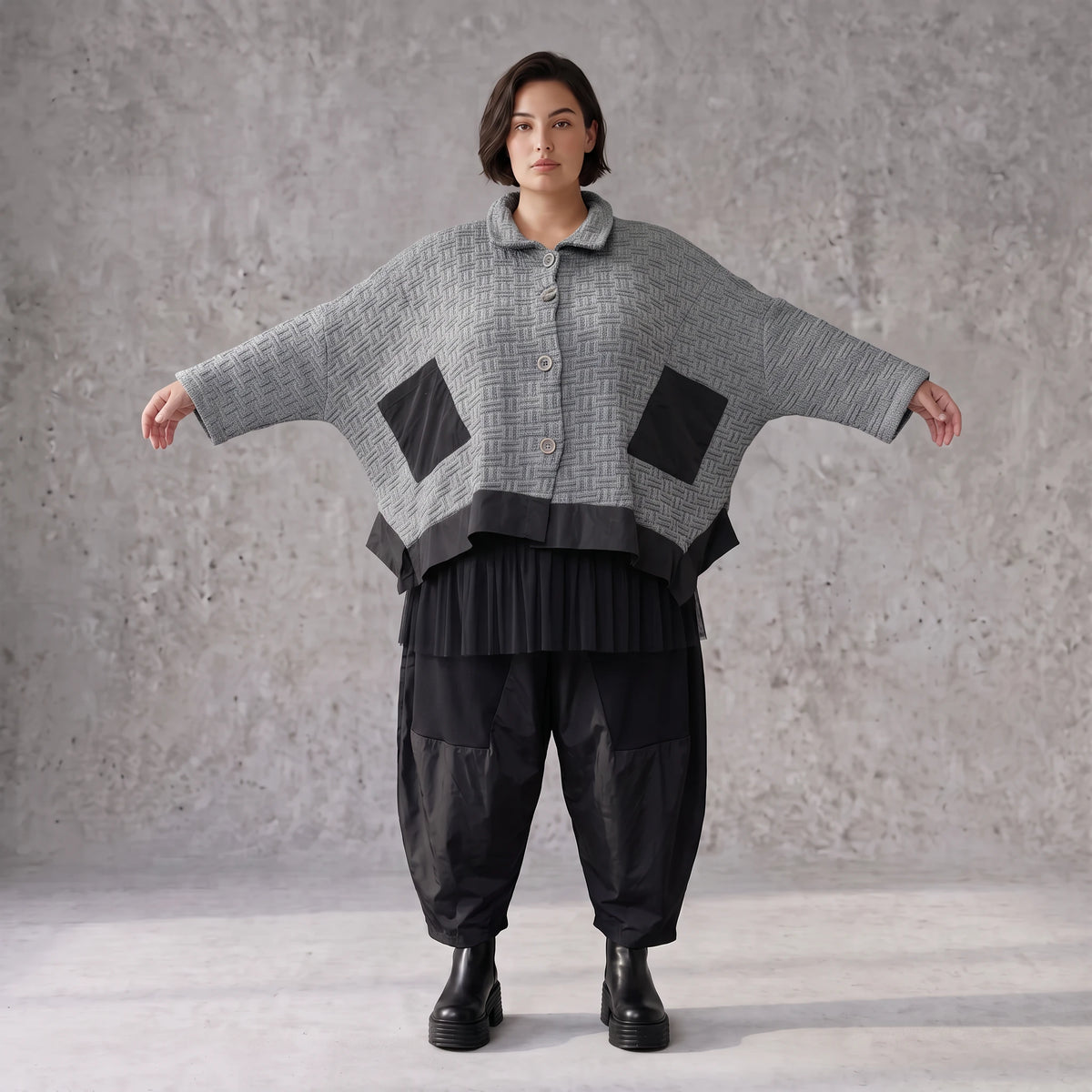 Graue Strickjacke in A-Linie mit Hemdkragen Knopfverschluss und Memorytaftakzent