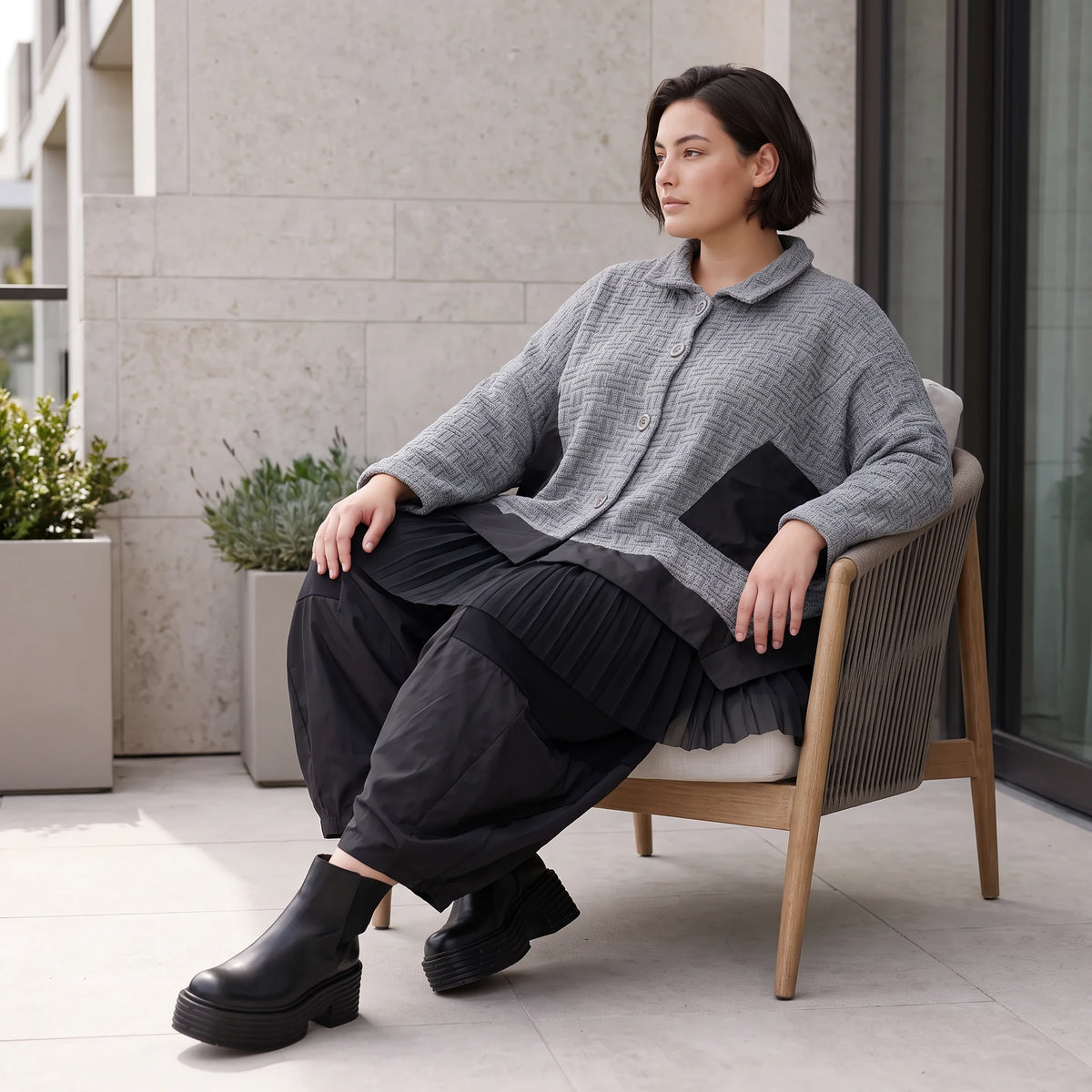 Graue Strickjacke in A-Linie mit Hemdkragen Knopfverschluss und Memorytaftakzent