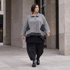 Graue Strickjacke in A-Linie mit Hemdkragen Knopfverschluss und Memorytaftakzent