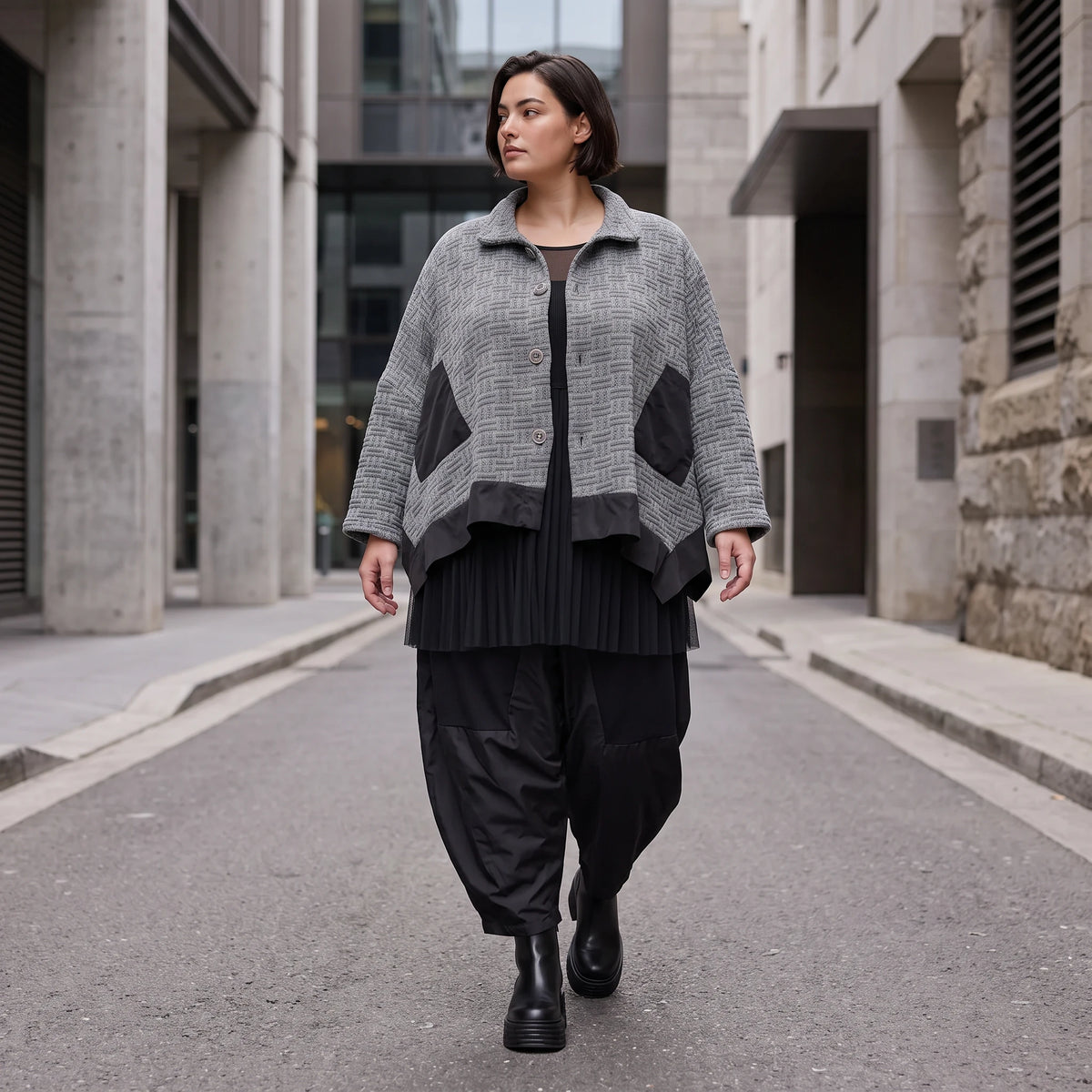Graue Strickjacke in A-Linie mit Hemdkragen Knopfverschluss und Memorytaftakzent