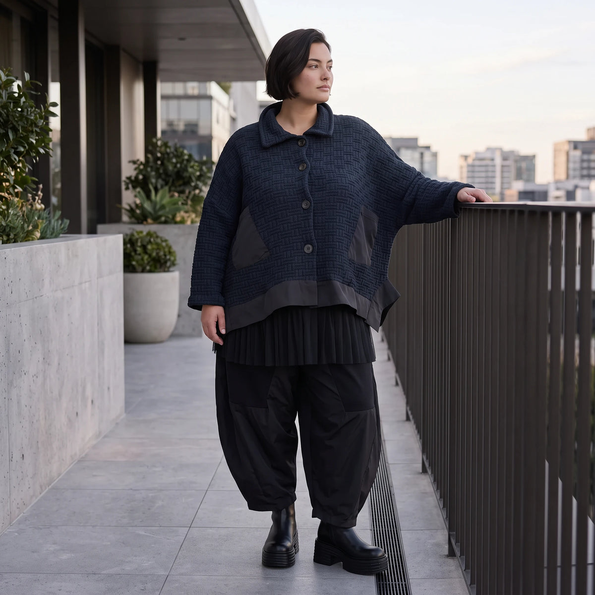 Marineblaue Strickjacke in A-Linie mit Hemdkragen Knopfleiste Taschen und Zipfelsaum