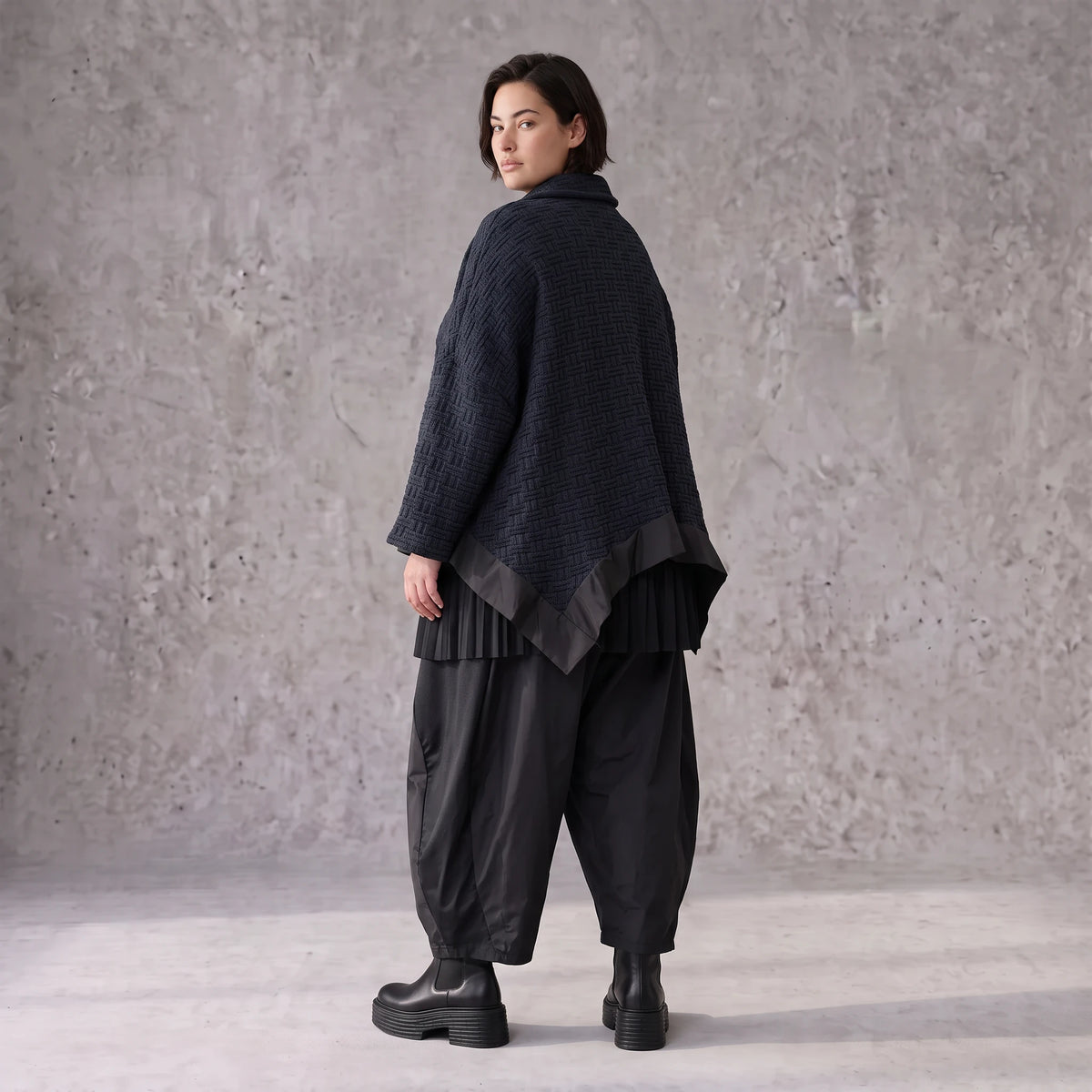 Marineblaue Strickjacke in A-Linie mit Hemdkragen Knopfleiste Taschen und Zipfelsaum