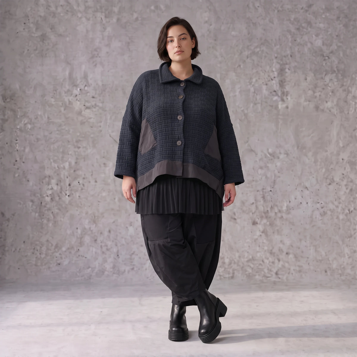 Marineblaue Strickjacke in A-Linie mit Hemdkragen Knopfleiste Taschen und Zipfelsaum