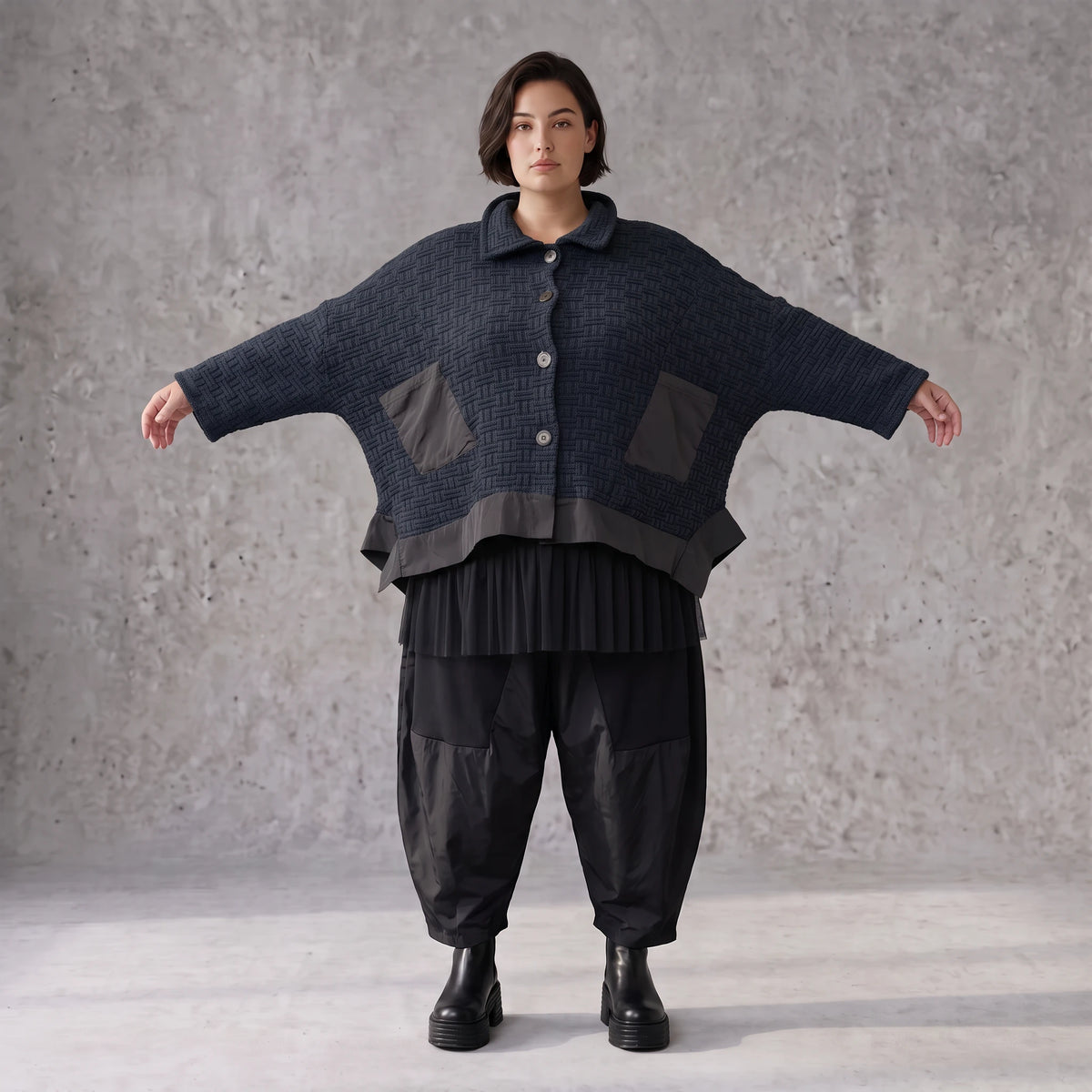 Marineblaue Strickjacke in A-Linie mit Hemdkragen Knopfleiste Taschen und Zipfelsaum