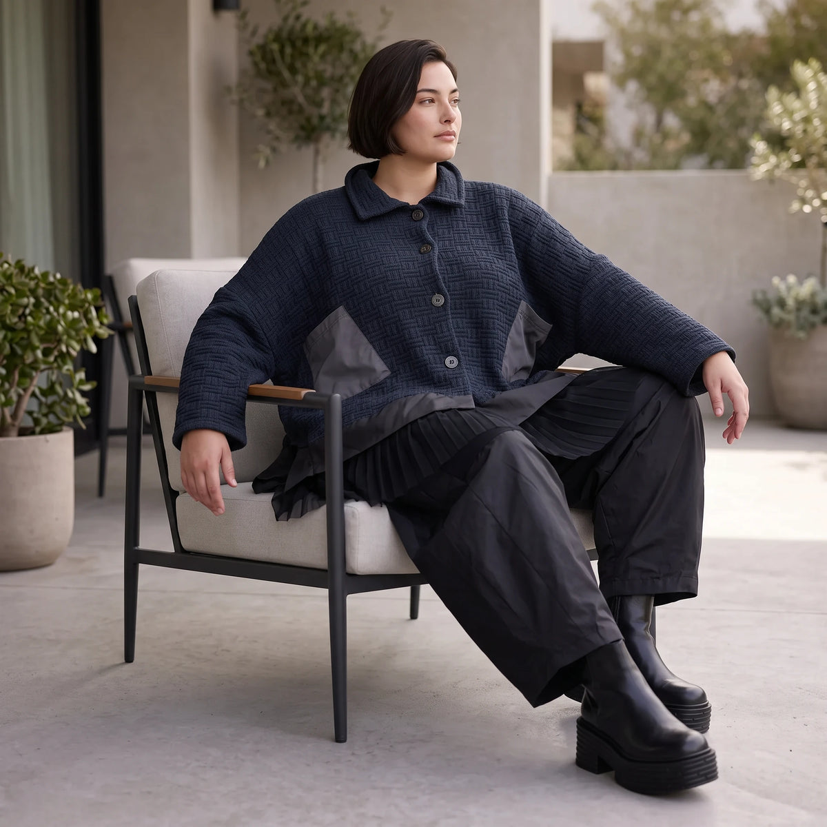 Marineblaue Strickjacke in A-Linie mit Hemdkragen Knopfleiste Taschen und Zipfelsaum
