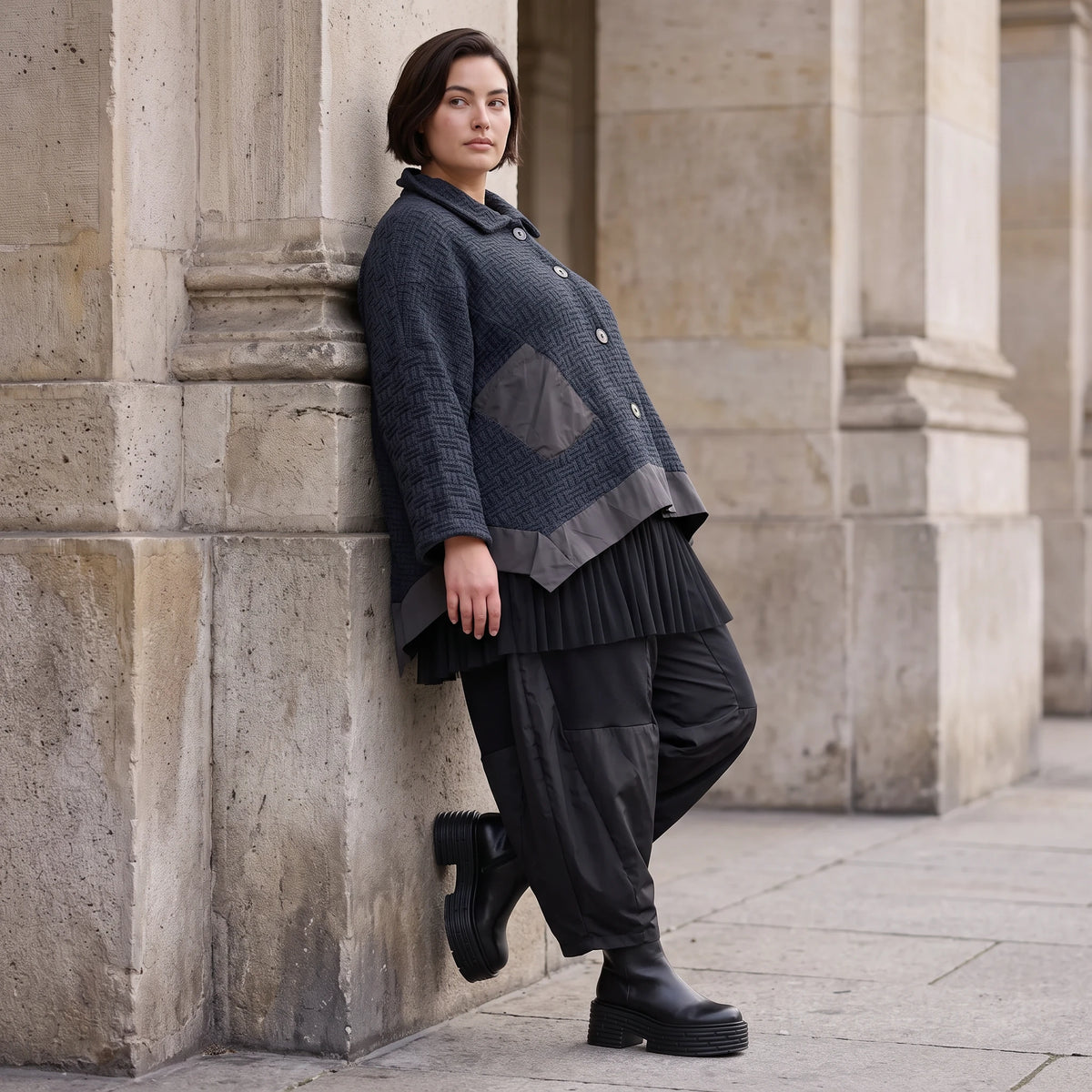 Marineblaue Strickjacke in A-Linie mit Hemdkragen Knopfleiste Taschen und Zipfelsaum