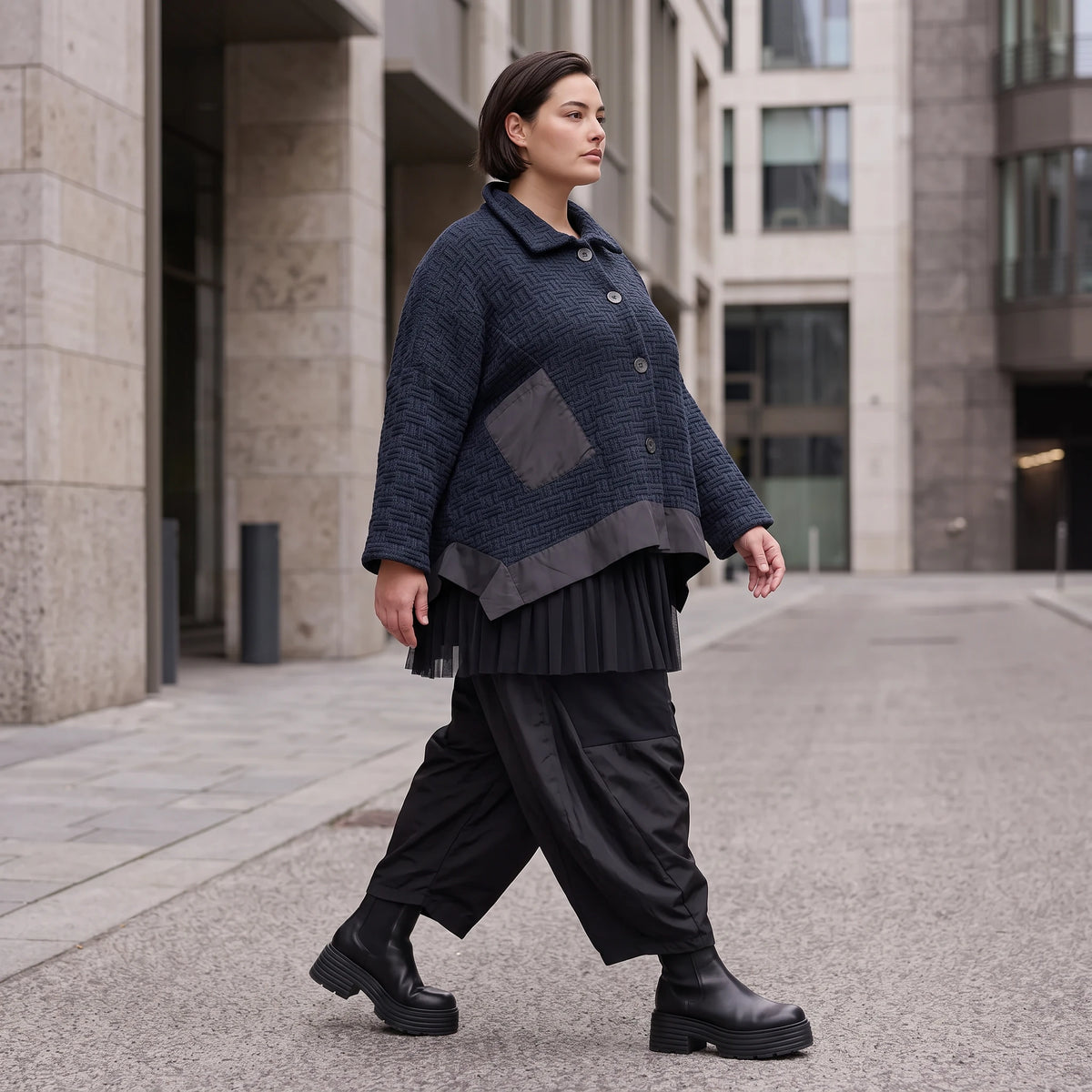 Marineblaue Strickjacke in A-Linie mit Hemdkragen Knopfleiste Taschen und Zipfelsaum