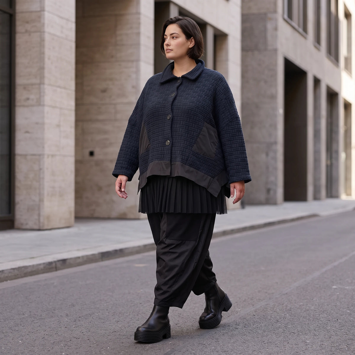 Marineblaue Strickjacke in A-Linie mit Hemdkragen Knopfleiste Taschen und Zipfelsaum